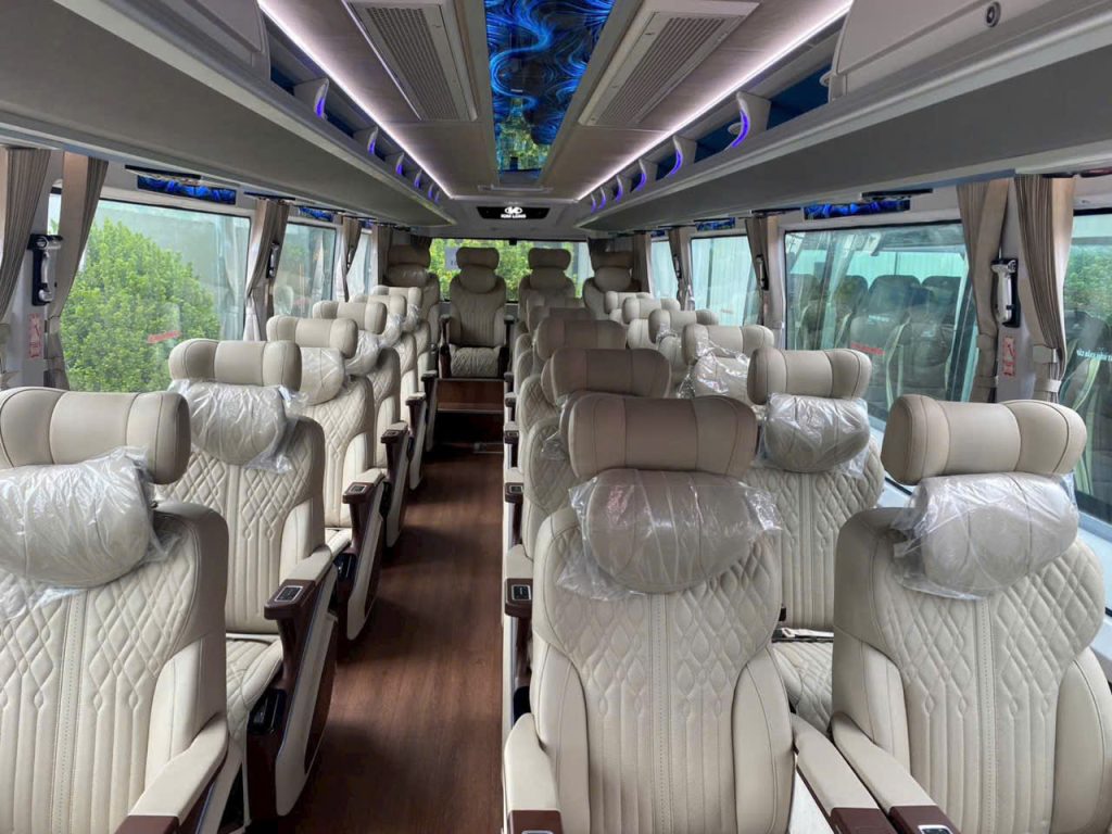 Ghế da ngả lưng bên trong xe 29 chỗ, NHD Travel