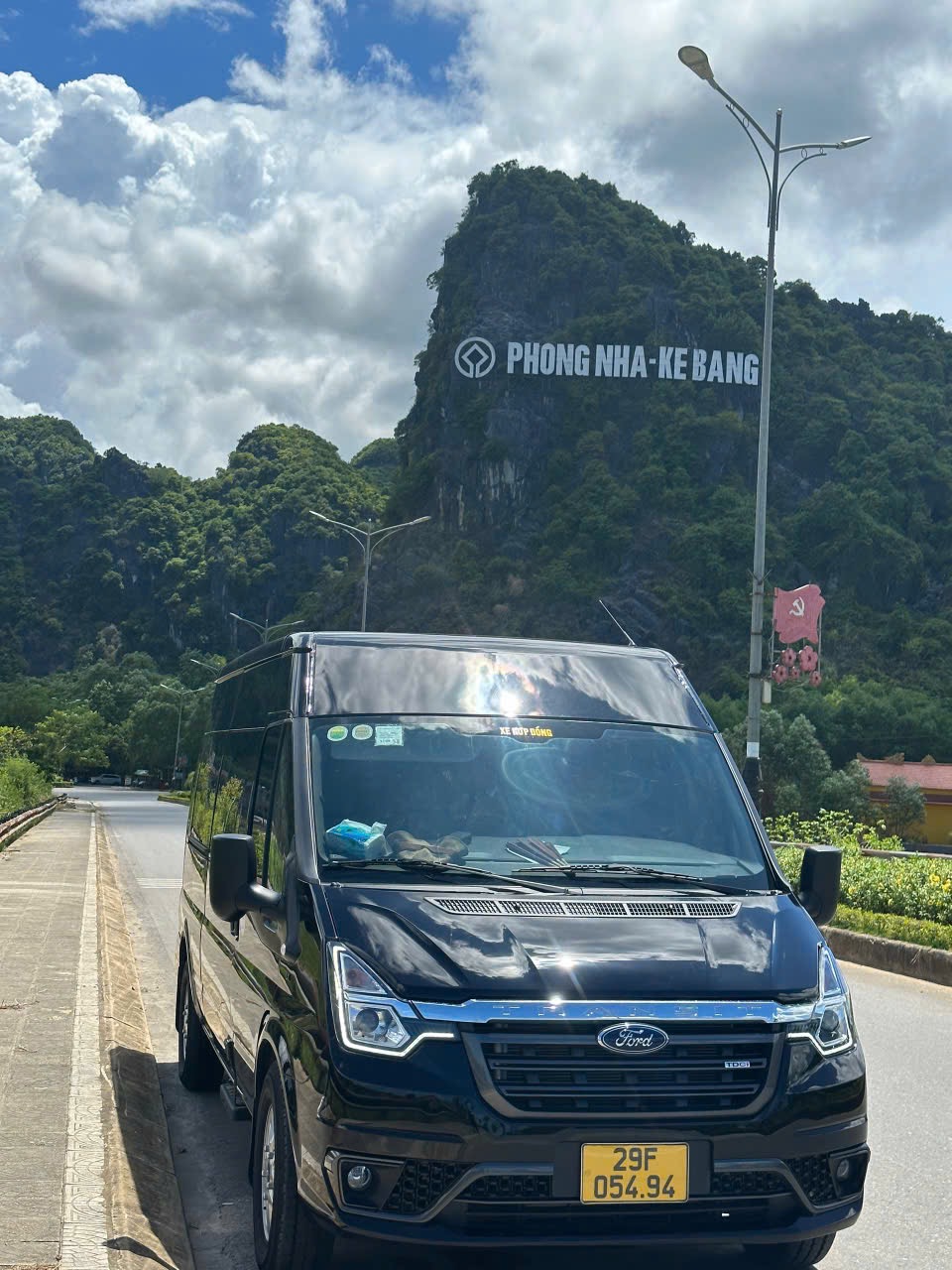 Xe limousine Ford Transit màu đen, NHD Travel