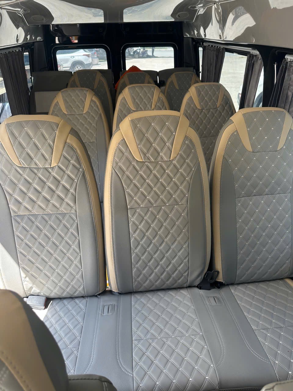 Nội thất xe Ford Transit với ghế bọc nệm chần, NHD Travel